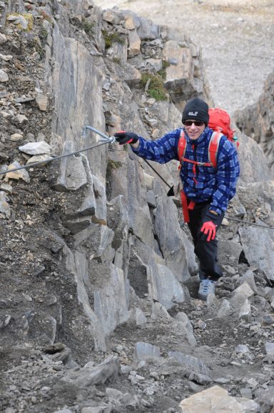 Bergwanderer am Drahtseil