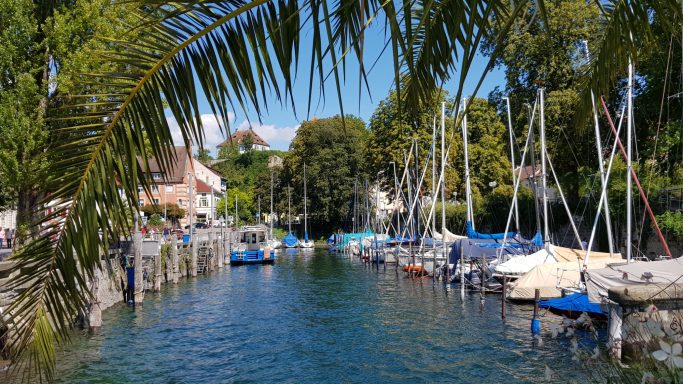 Segelboote liegen im Hafen von Überlingen