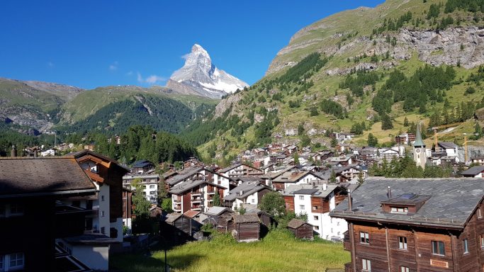 Blick über die Häuser von Zermatt zum Matterhorn