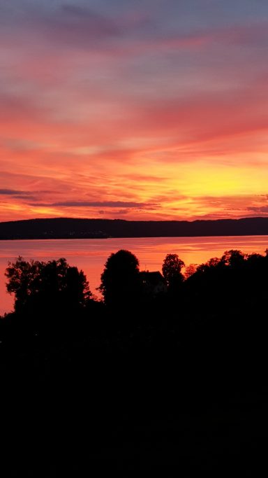 Abendstimmung mit gelb-orange-rot-farbenen Himmel über dem Bodensee