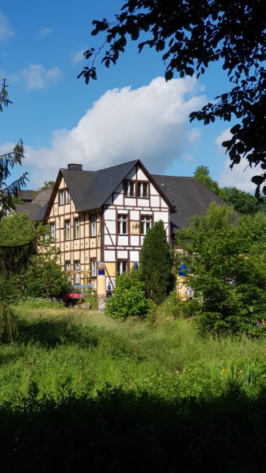 Fachwerkhaus in einem Tal