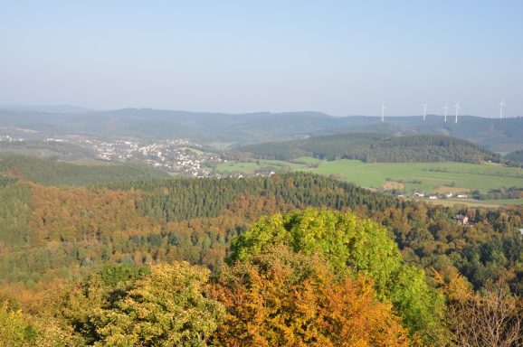 Aussicht von der Ginsburg auf herbstlich gefärbten Laubwald und nach Hilchenbach