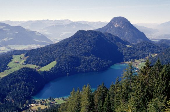 Das Bild zeigt den Hintersteiner See, der vom Berg Pölven überragt wird