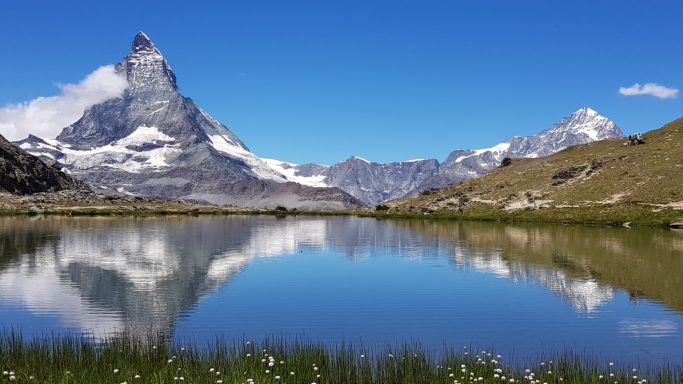 Über dem Riffelsee ragt das Matterhorn auf.