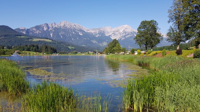 Das Bild zeigt den Ahornsee, einen Badesee bei Söll